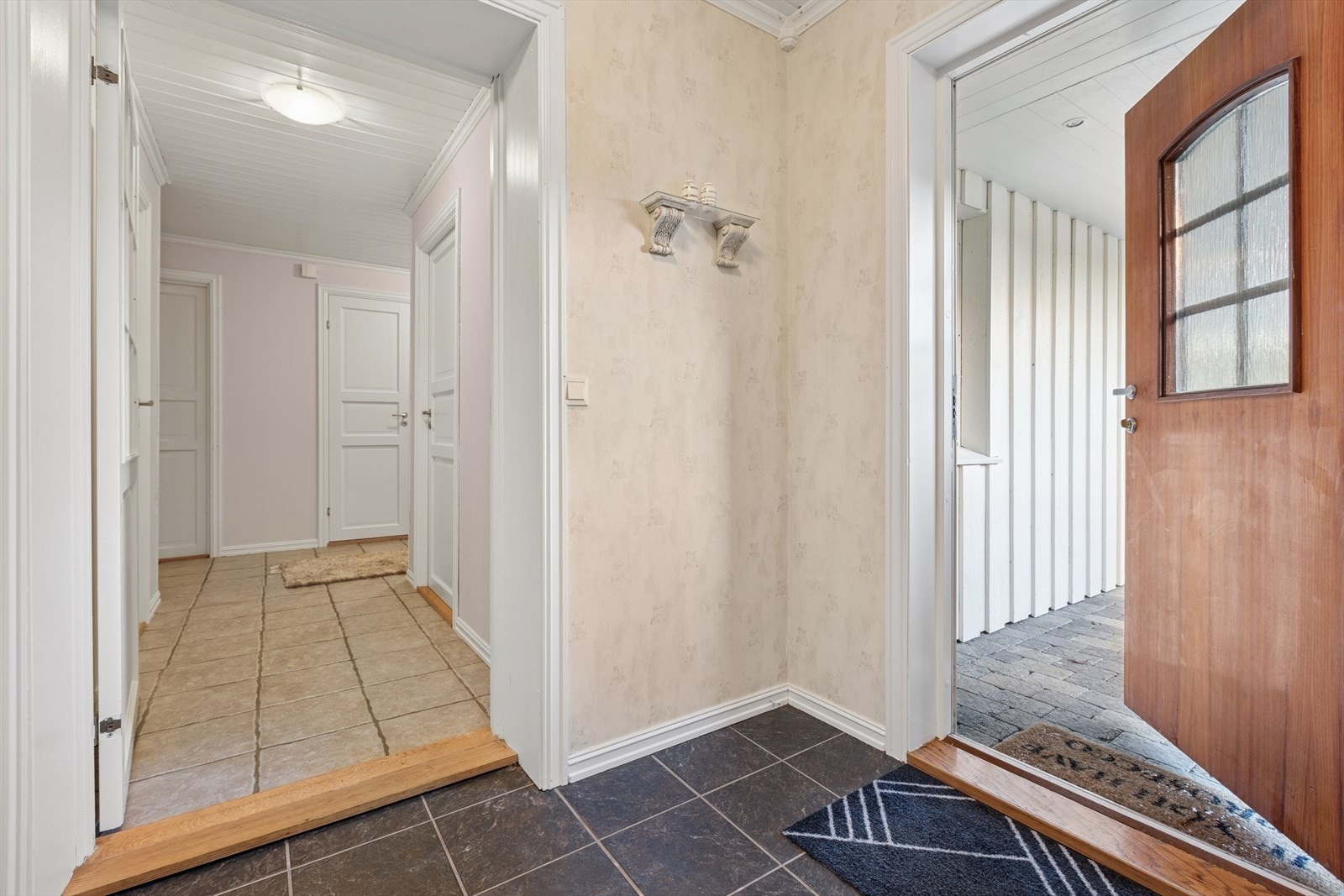 Du har adkomst inn til entreen i underetasjen fra brosteinlagt inngangsparti. Galleribilde