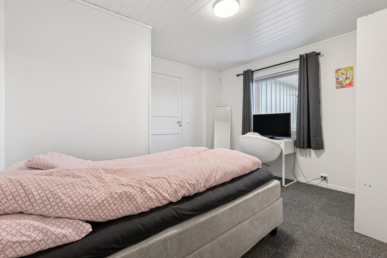 Soverommene er av god størrelse med plass til dobbeltseng og garderobeskap. Galleribilde