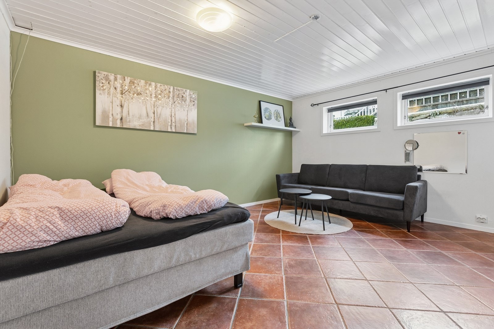 Flislagt kjellerstue med plass til å en egen TV-stue for barna eller som et eget hobbyrom. Evt. kan det brukes som soverom. Galleribilde