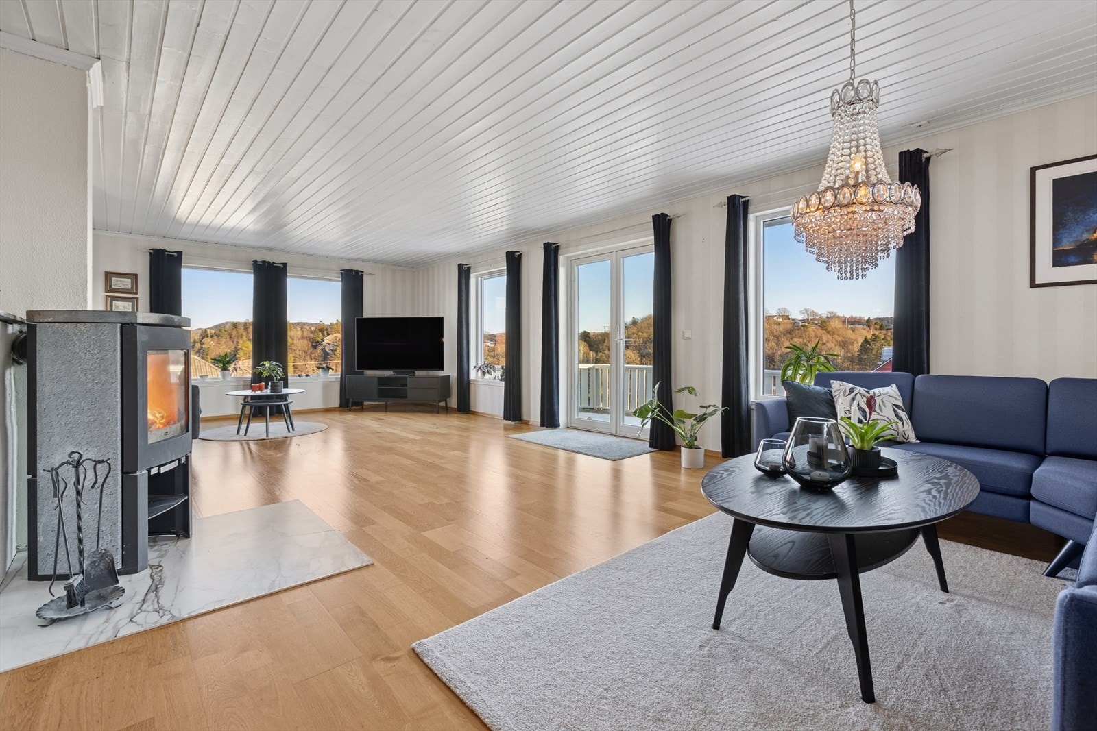 Stuen oppleves som et lyst og sosialt oppholdsrom med utgang til hovedterrassen. Galleribilde