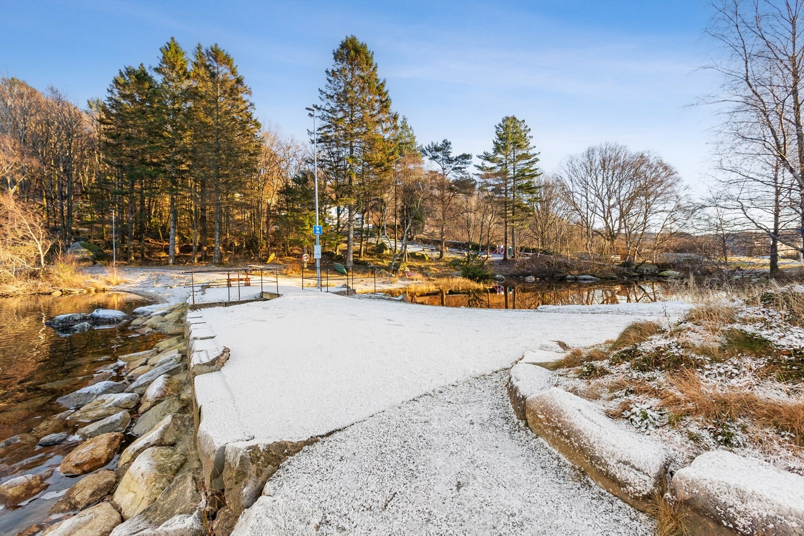 Meget fin beliggenhet i naturskjønne omgivelser med nærhet til vann, skog og mark. Galleribilde