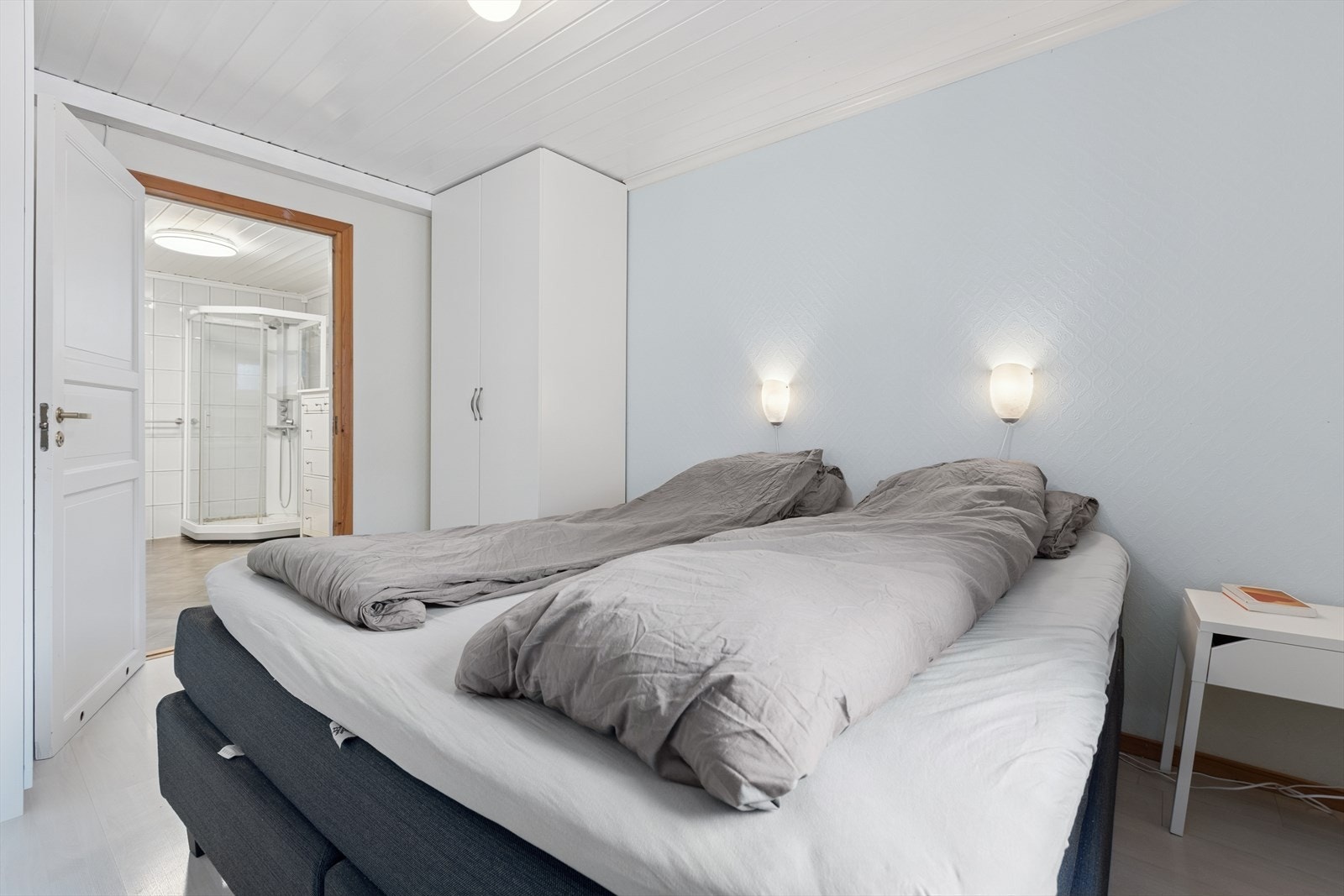 Fra soverom 4 har du egen inngang til badet i etasjen. Galleribilde