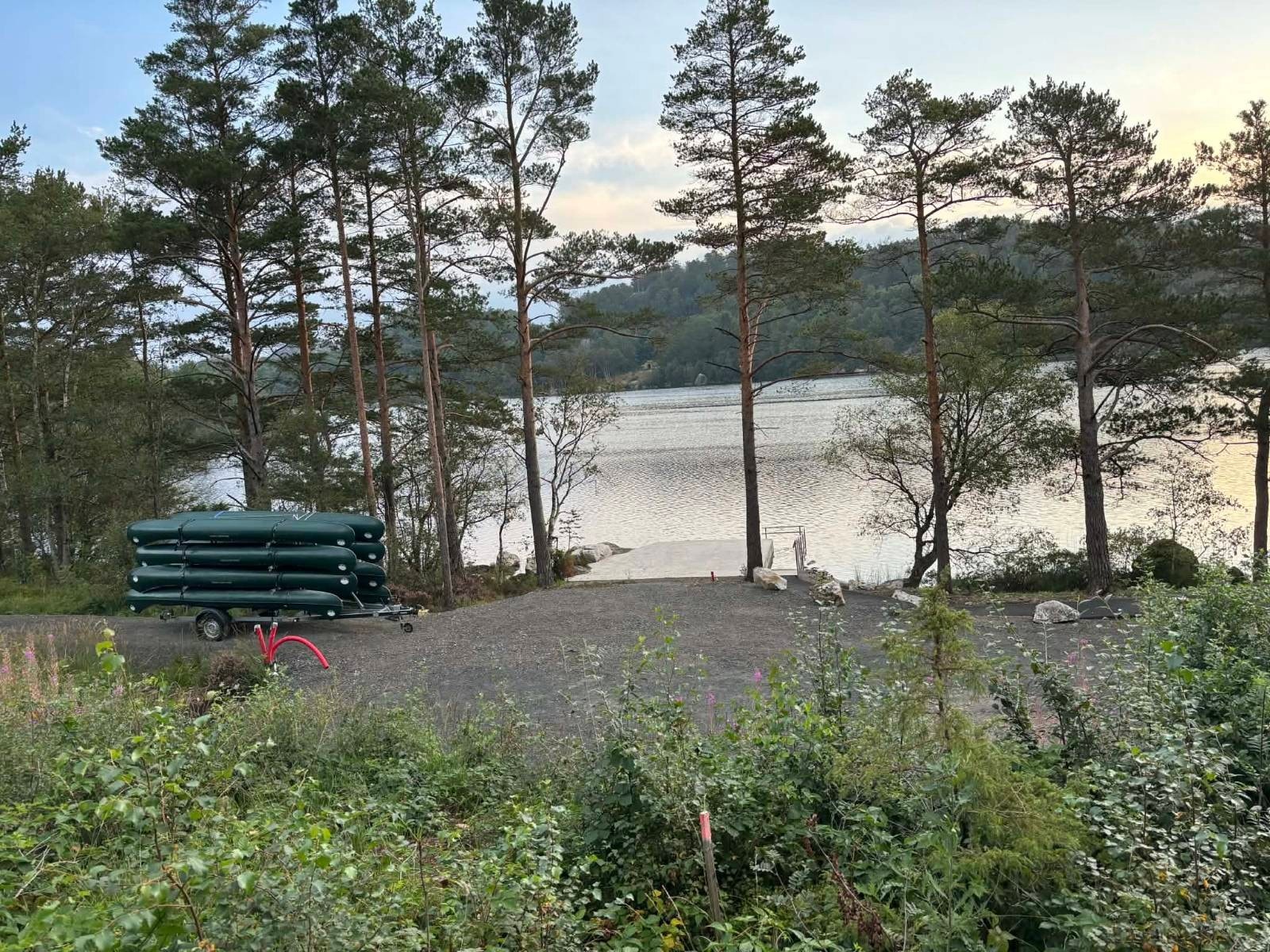 Speiderhytten ligger kun få minutters gange fra boligen. I tillegg til ny kommunal brygge med rullestolrampe. Galleribilde