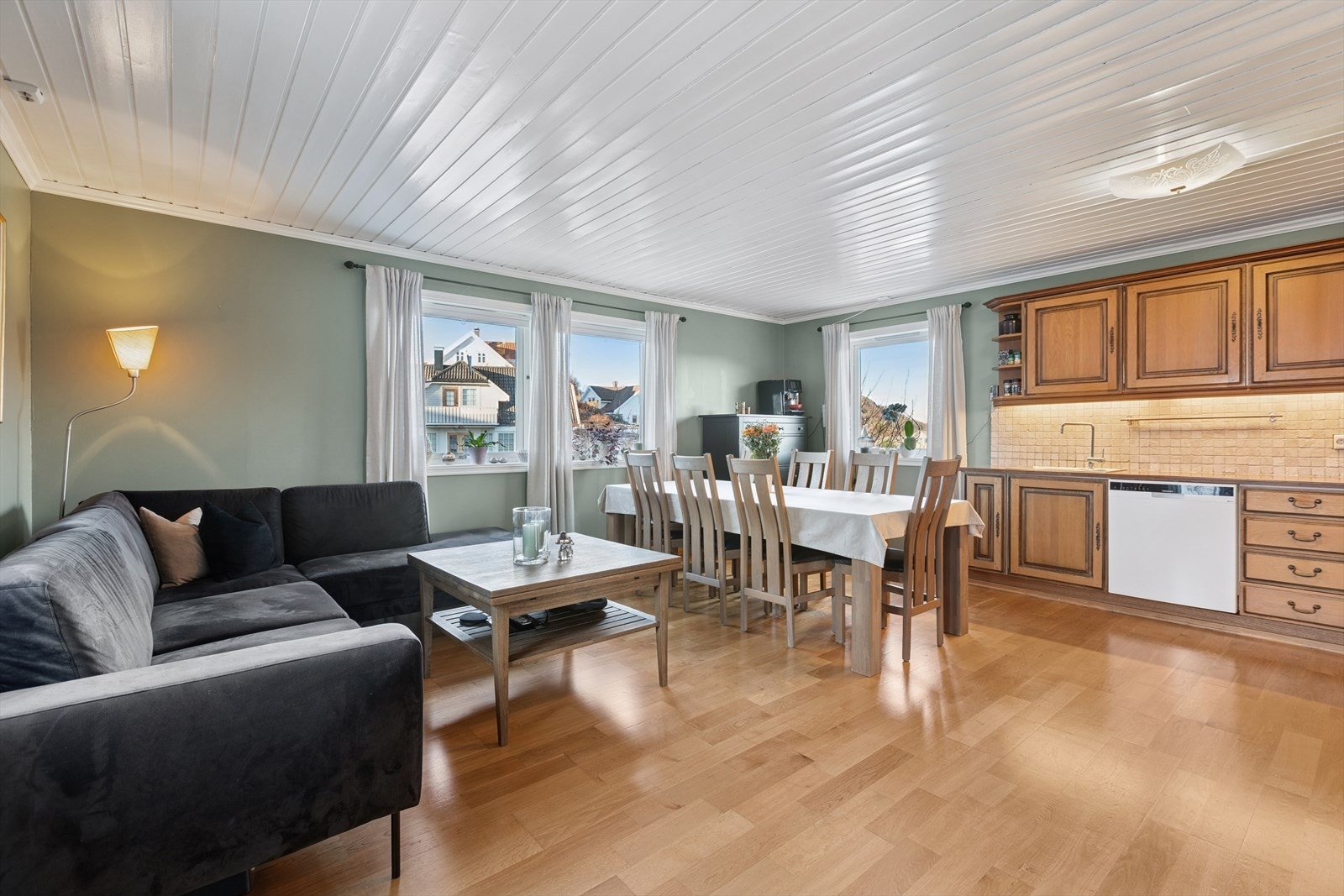 Kjøkken fungerer også som ett allrom. Svært god størrelse med flere møbleringsmuligheter og et godt med lysinnslipp. Galleribilde