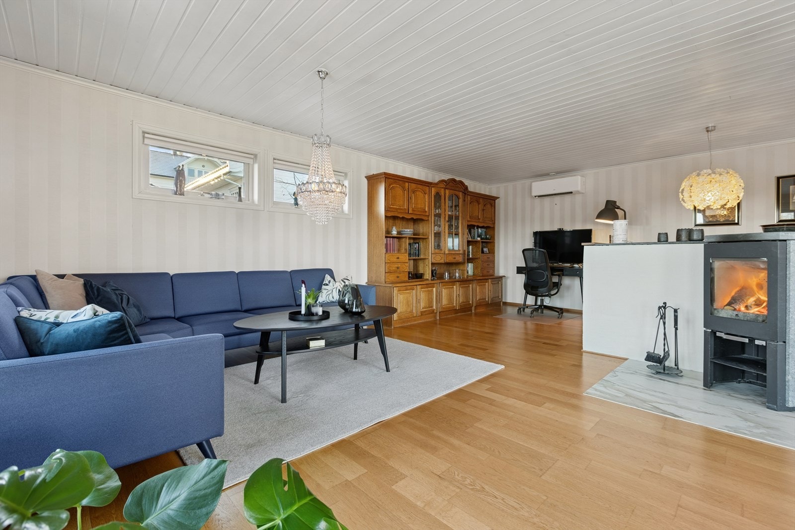 Stuen kan deles inn i flere soner - med både sofa, kontorplass og spisegruppe. Galleribilde