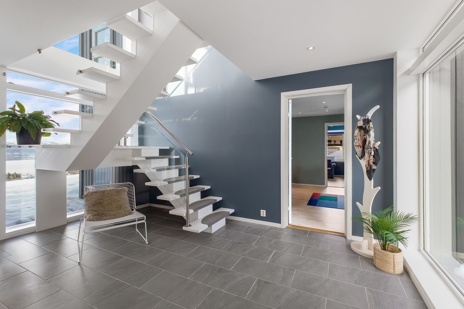 Fra entre mot "sonen" der det er 4 soverom og bad/wc. Galleribilde