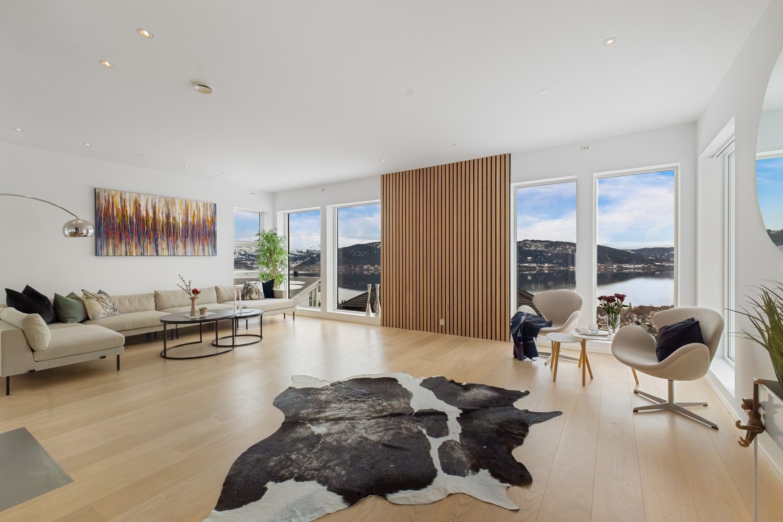 Kjøkken og stuesonen er alene på ca. 68kvm! Galleribilde