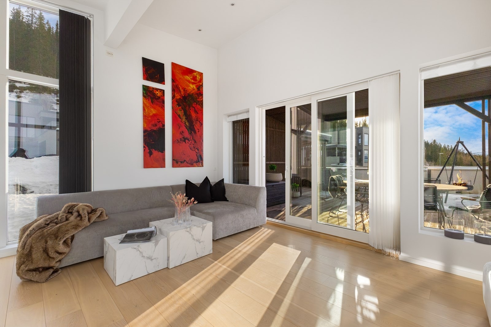 Takhøyden gir boligen en utrolig god og luftig romfølelse. Innfelte downlights i himling med dimmefunksjon. Galleribilde