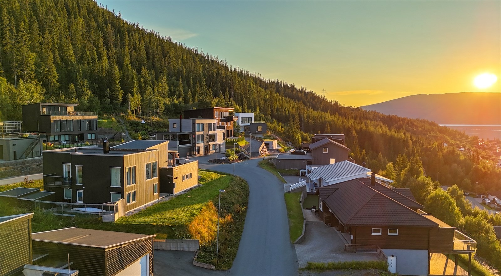 Like i nærheten er skiløype vinterstid og tursti sommerstid, samt Hauknes tinden som er populært hele året med bla. toppturer. Galleribilde