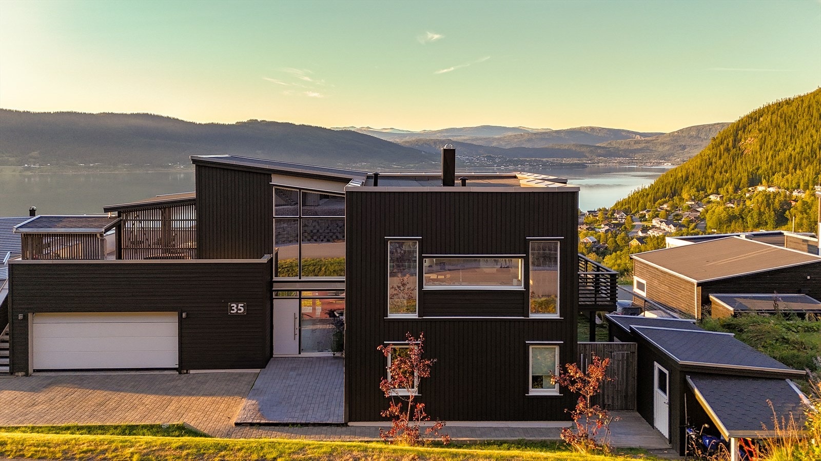 Formidabel utsikt og solforholdene er meget, meget gode. Galleribilde