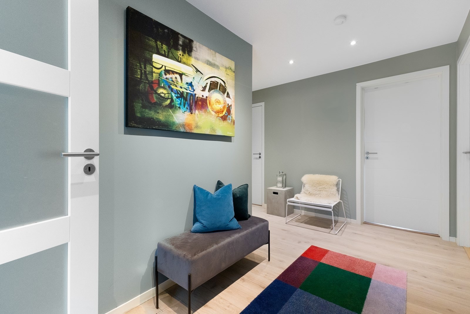 Hall i 1.etg som forbinder sammen 4 store soverom og ett romslig bad. Downlights i himling, samt listefrie overganger mellom vegg og himling. Galleribilde