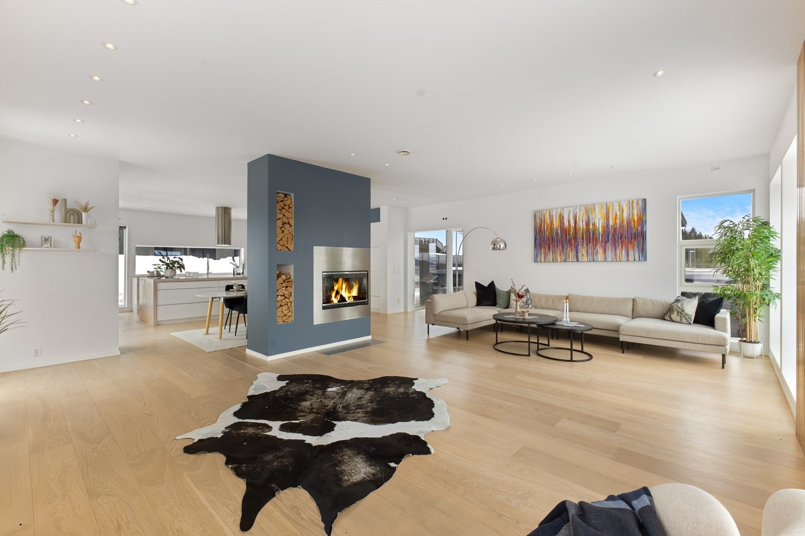 Fra stue mot kjøkkenet. Dette området er langt større enn det bildene gir inntrykk av. Ett fantastisk oppholdssted! Galleribilde