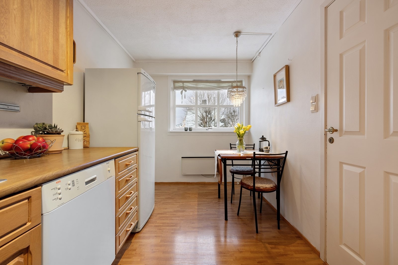 Kjøkkenet ligger adskilt fra stuen og har godt med daglys inn. Galleribilde