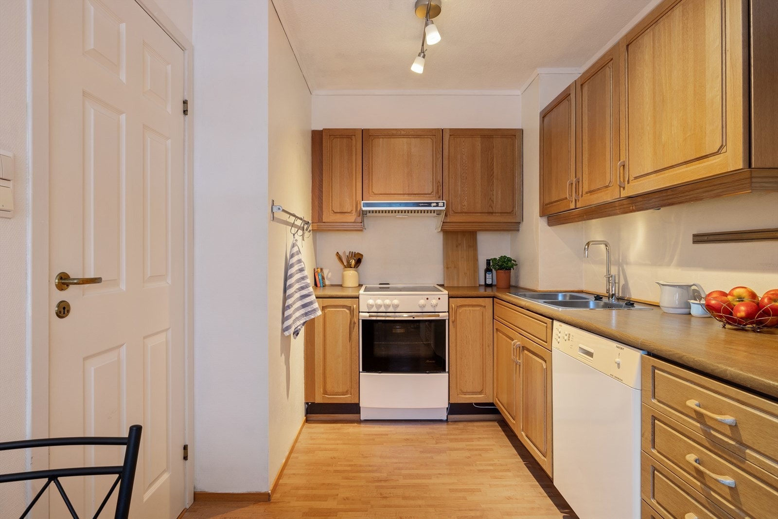 Det er god lagringsplass i over og underskap samt fin benkeplass til matlaging. Galleribilde