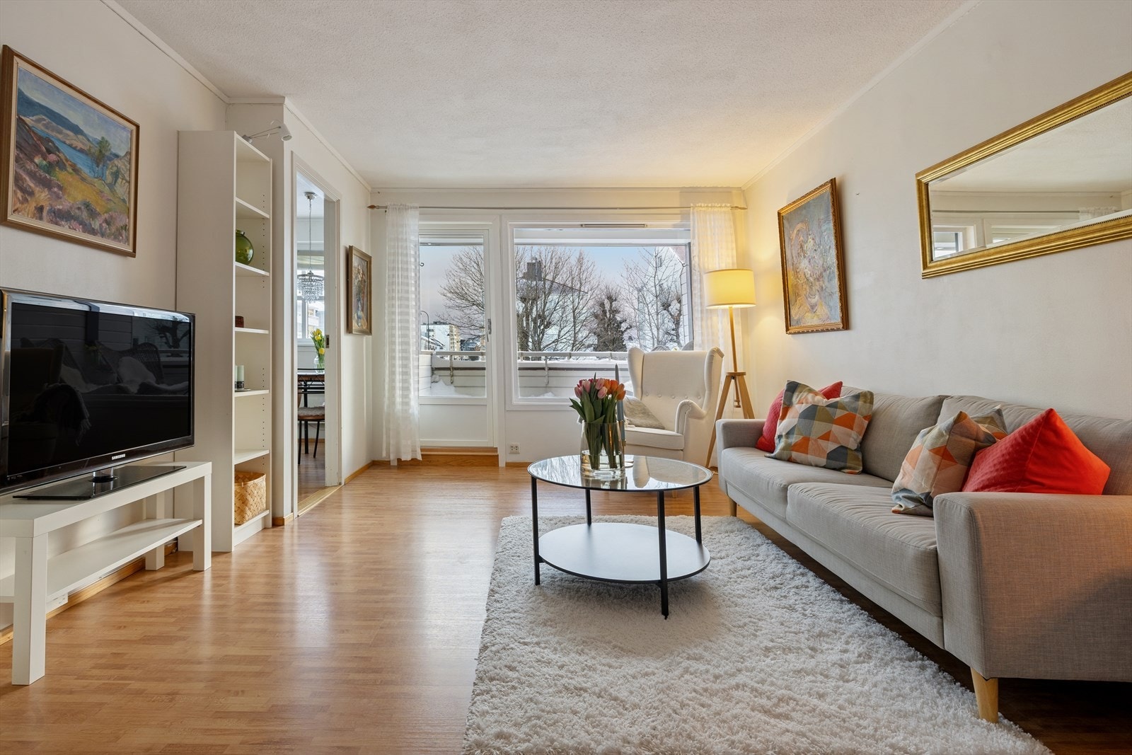 Det er god plass til diverse møblering som sofa og spisebord. Galleribilde