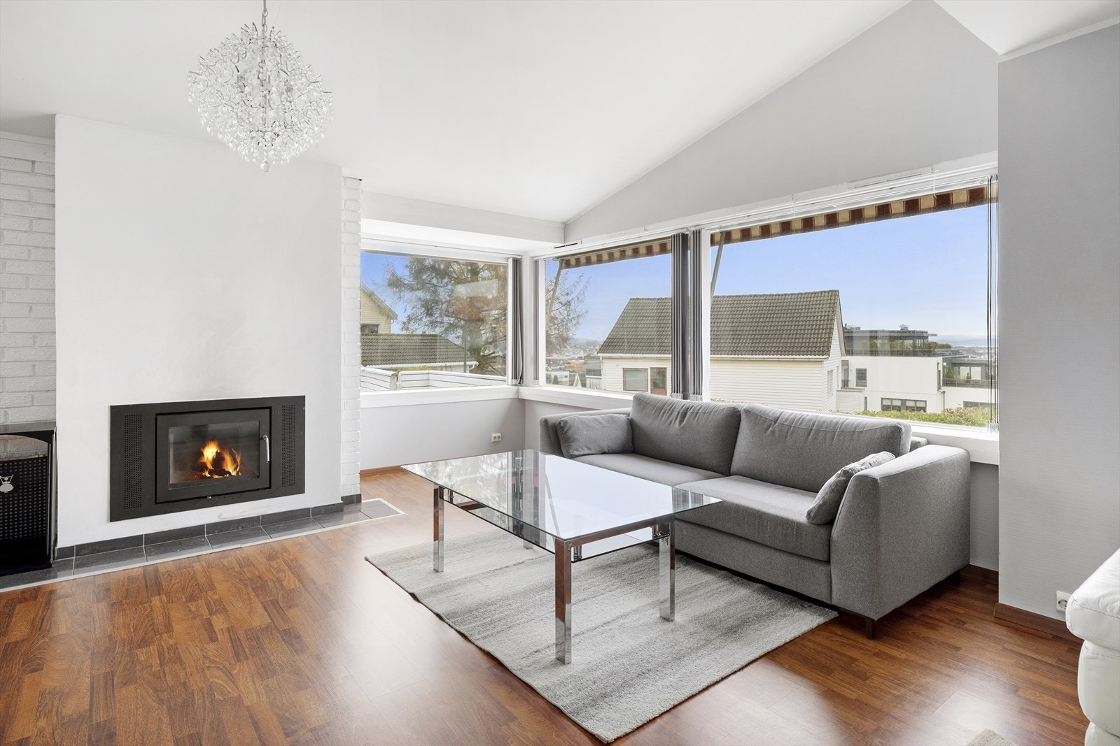 Stilig peis + varmepumpe i trapperom Galleribilde