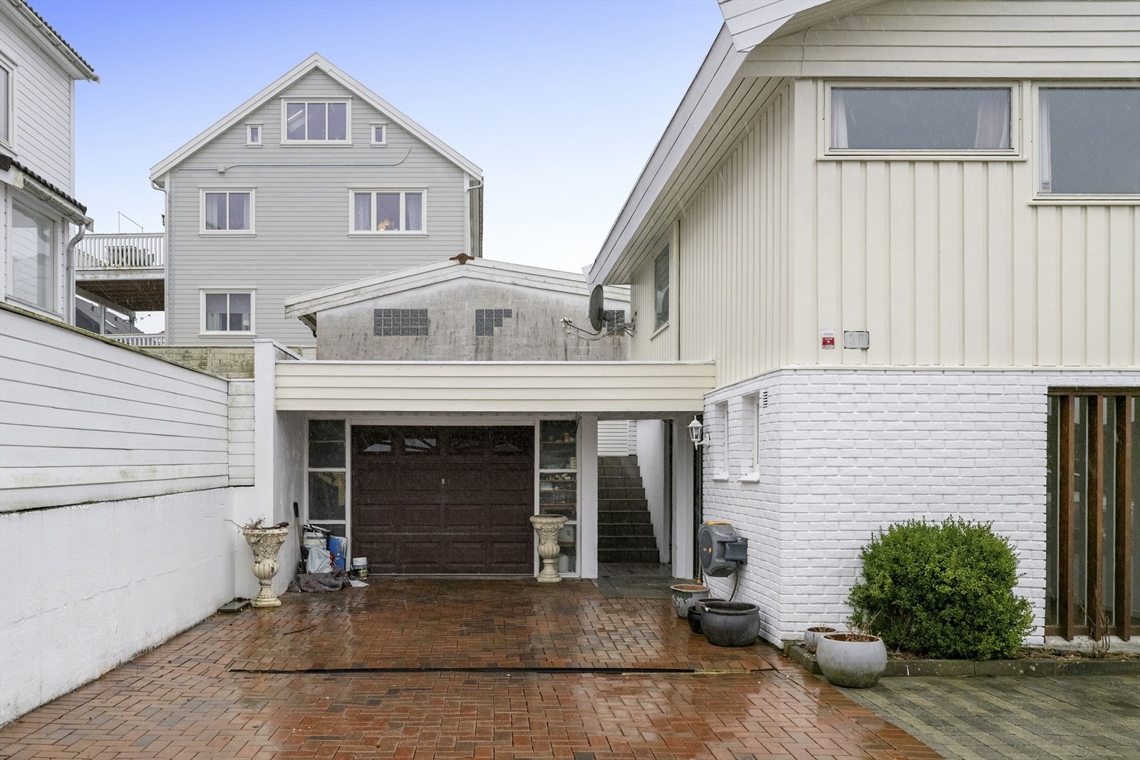 Stor steinbelagt innkjørsel og garasje Galleribilde