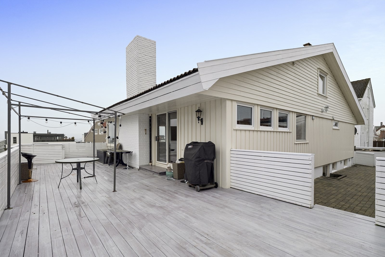 Stor terrasse åpen mot vest, også med tilgang fra stuen Galleribilde