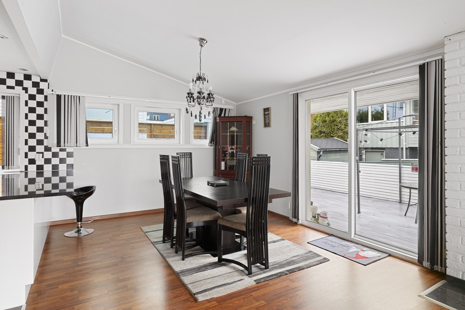 Spisestue med utgang til terrassen Galleribilde