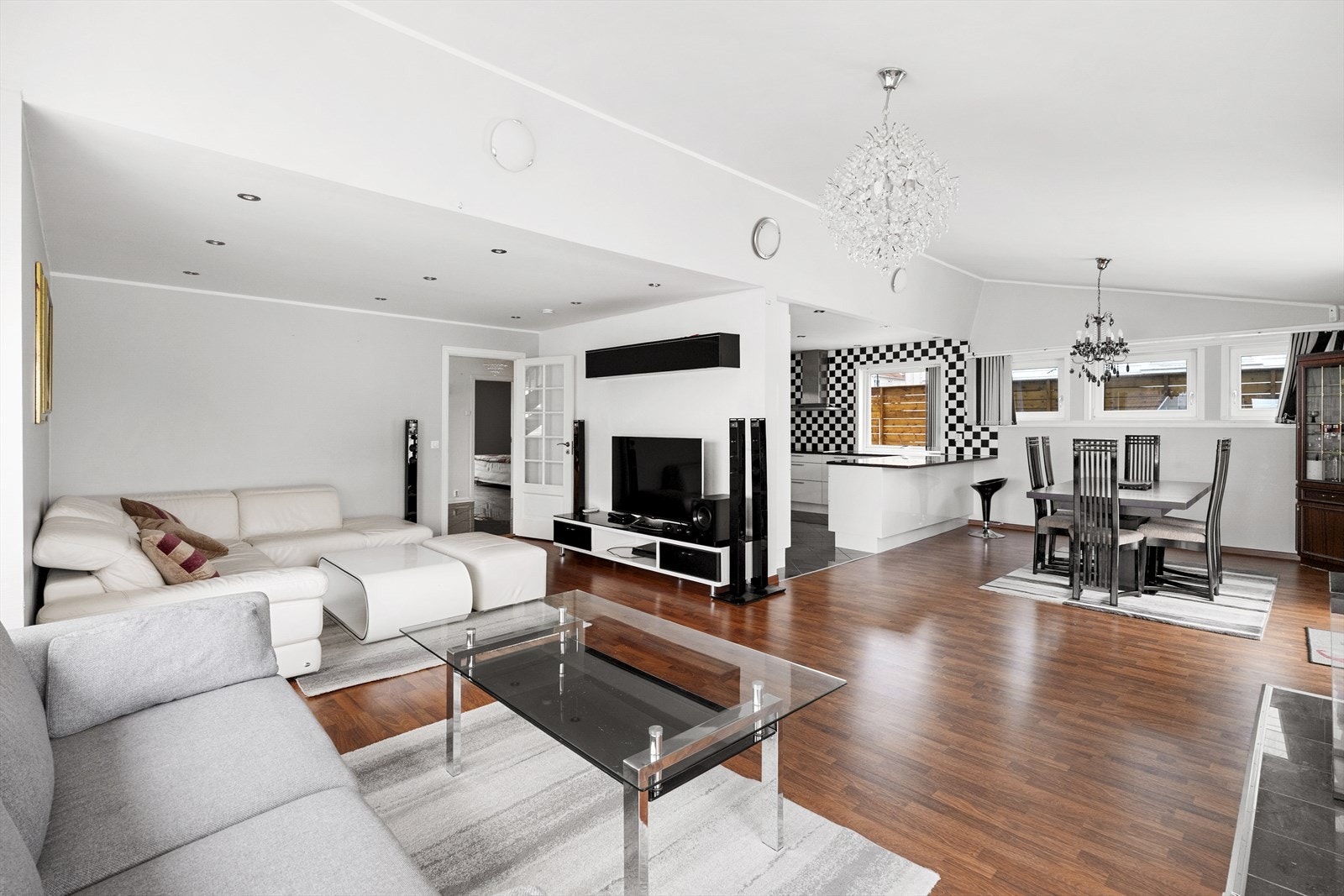 Kjekt oppholdsrom med mulighet for å møblere i flere soner Galleribilde