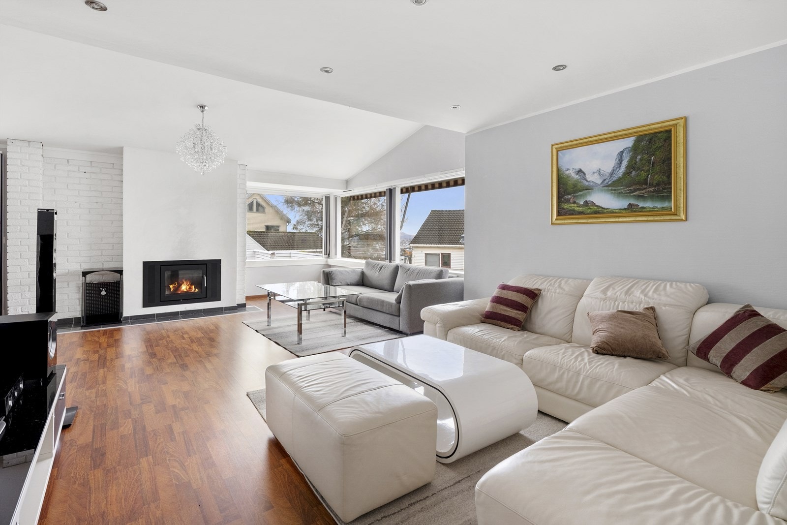 2.etg med stor, lys stue Galleribilde