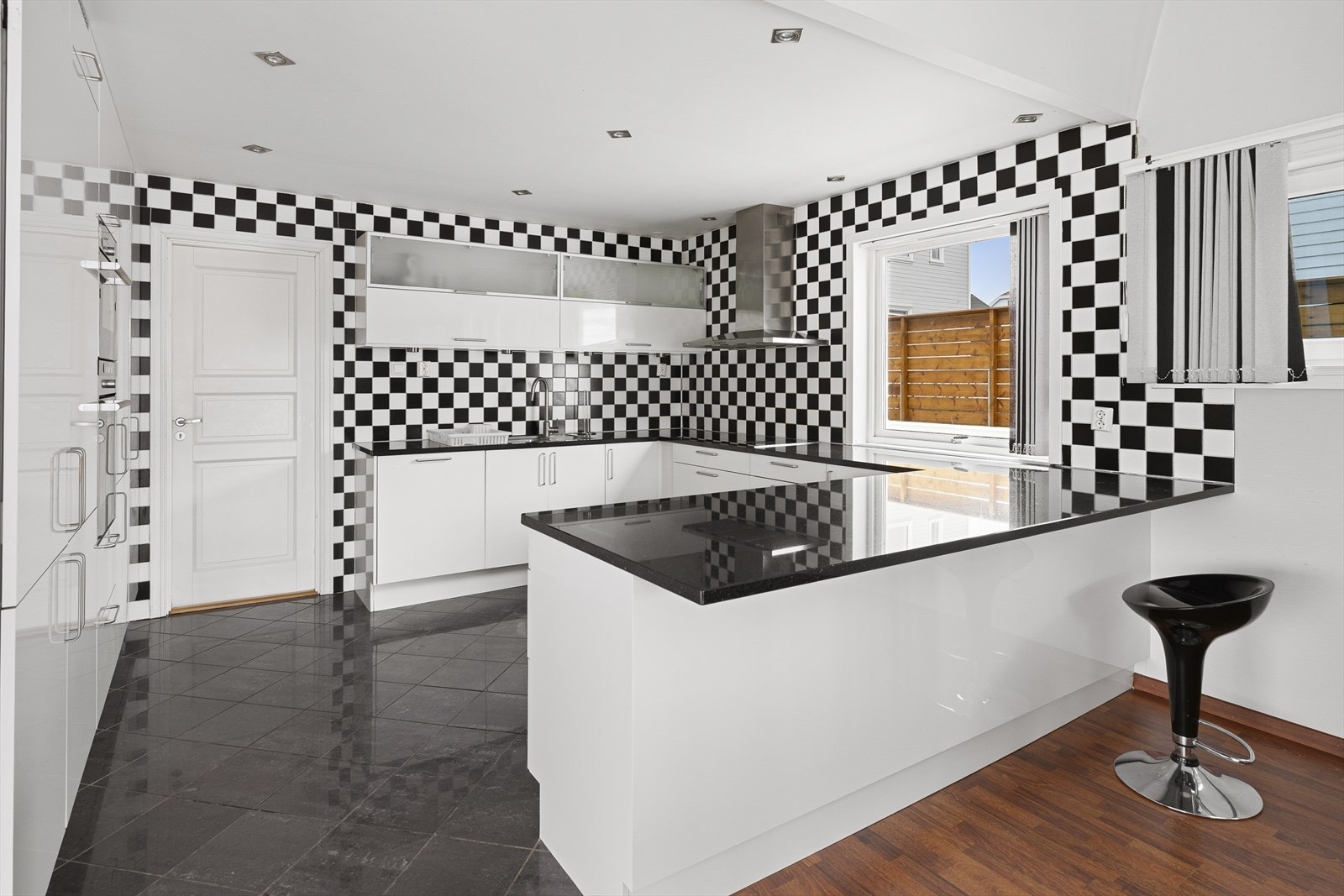 Praktisk kjøkken med rikelig skap- og benkeplass Galleribilde