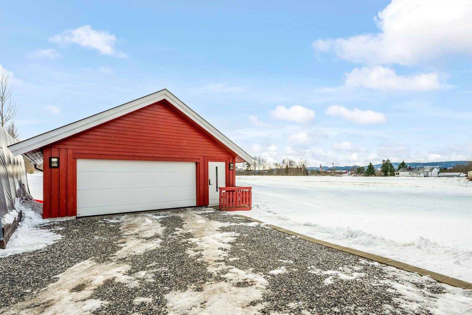 Frittstående garasje på 42 m² oppført i 1998. Galleribilde