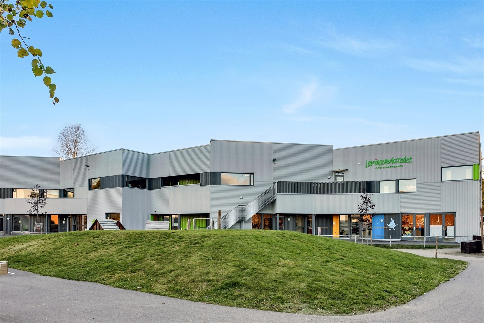 Det er flere gode barnehager og skoler i nærområdet. Galleribilde