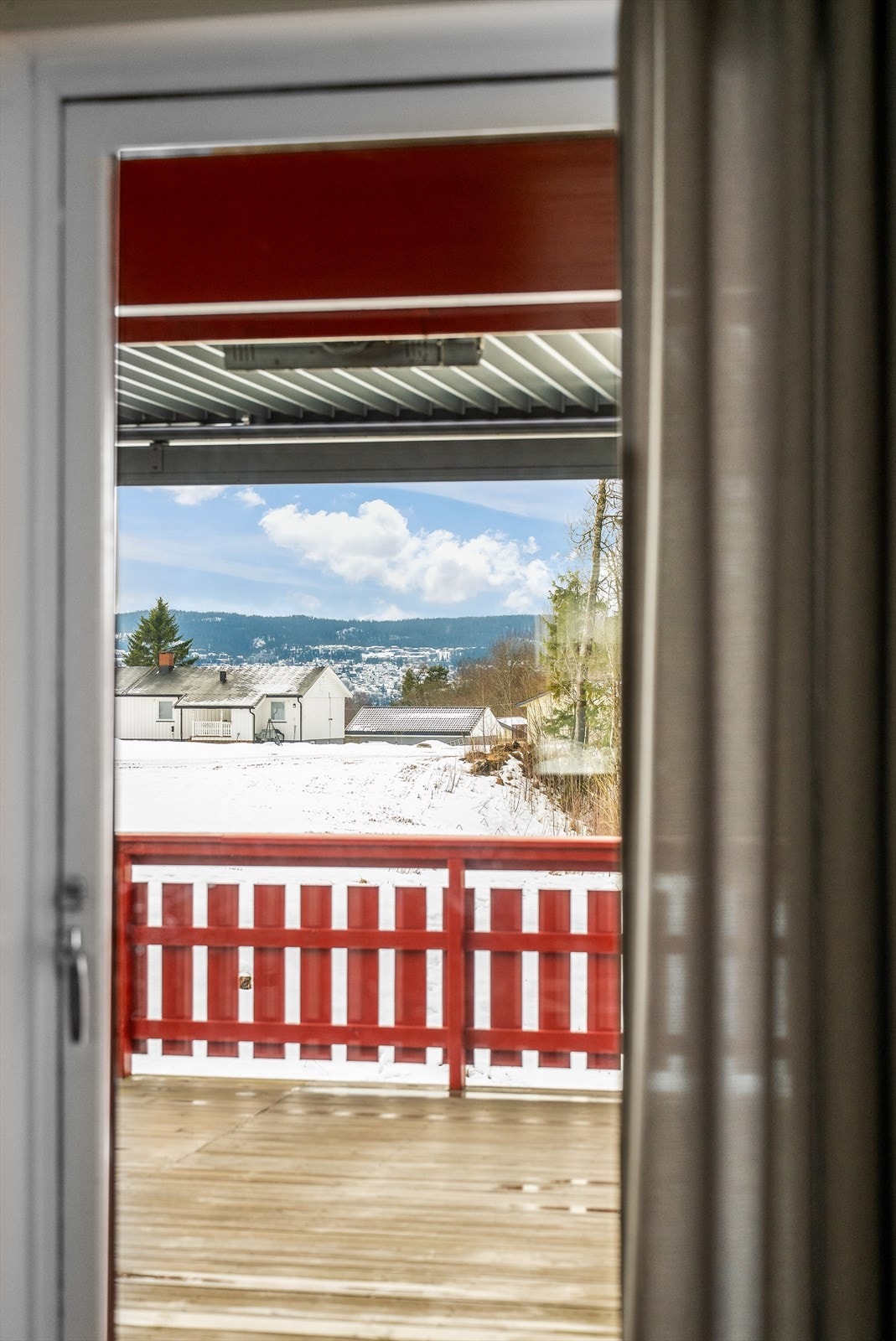 Fra stuen åpner boligen seg opp mot det store og private uteområdet. Galleribilde
