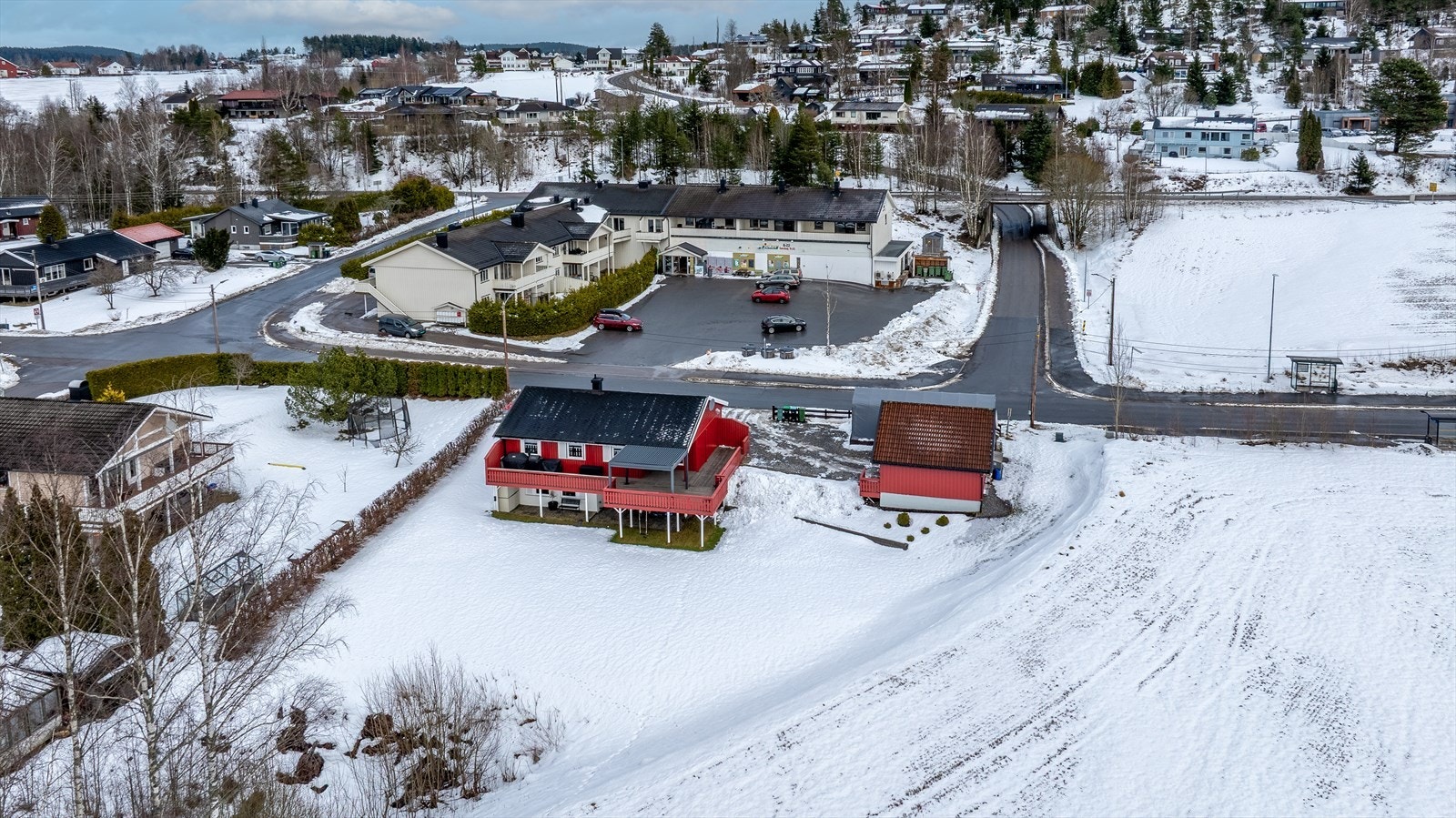 Eiendommen ligger i et rolig og landlig område i Roven/Løken. Galleribilde