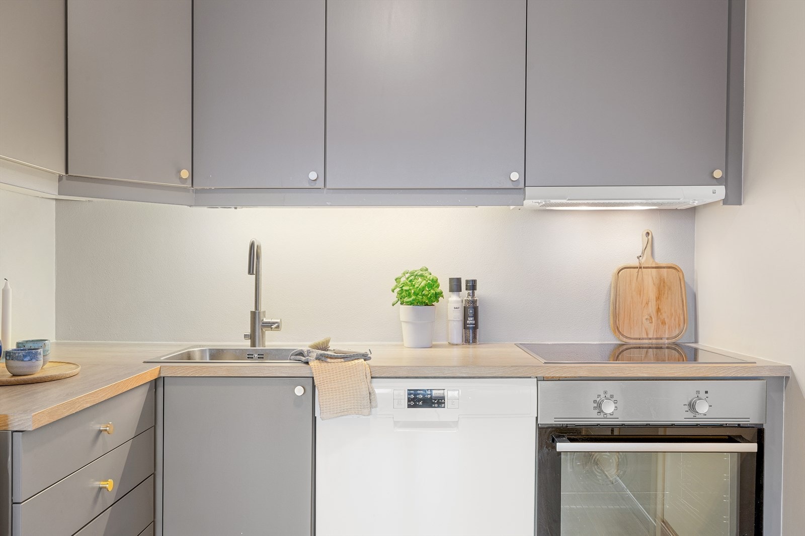 Kjøkkenet er godt vedlikeholdt og har fått tilstandsgrad 1 av takstmann. Enkelt og praktisk for en fremtidig kjøper! Galleribilde