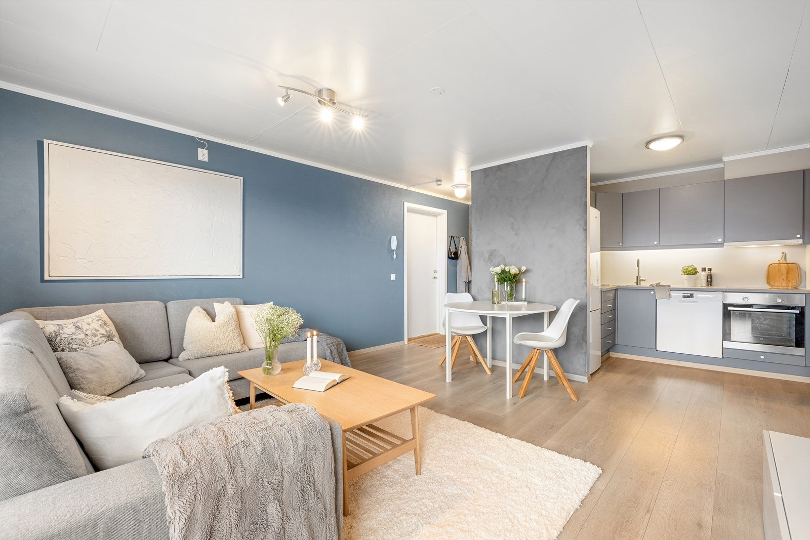 Leiligheten oppvarmes gjennom fjernvarme. Dette skaper både rimelige og forutsigbare bokostnader hele året rundt. Galleribilde