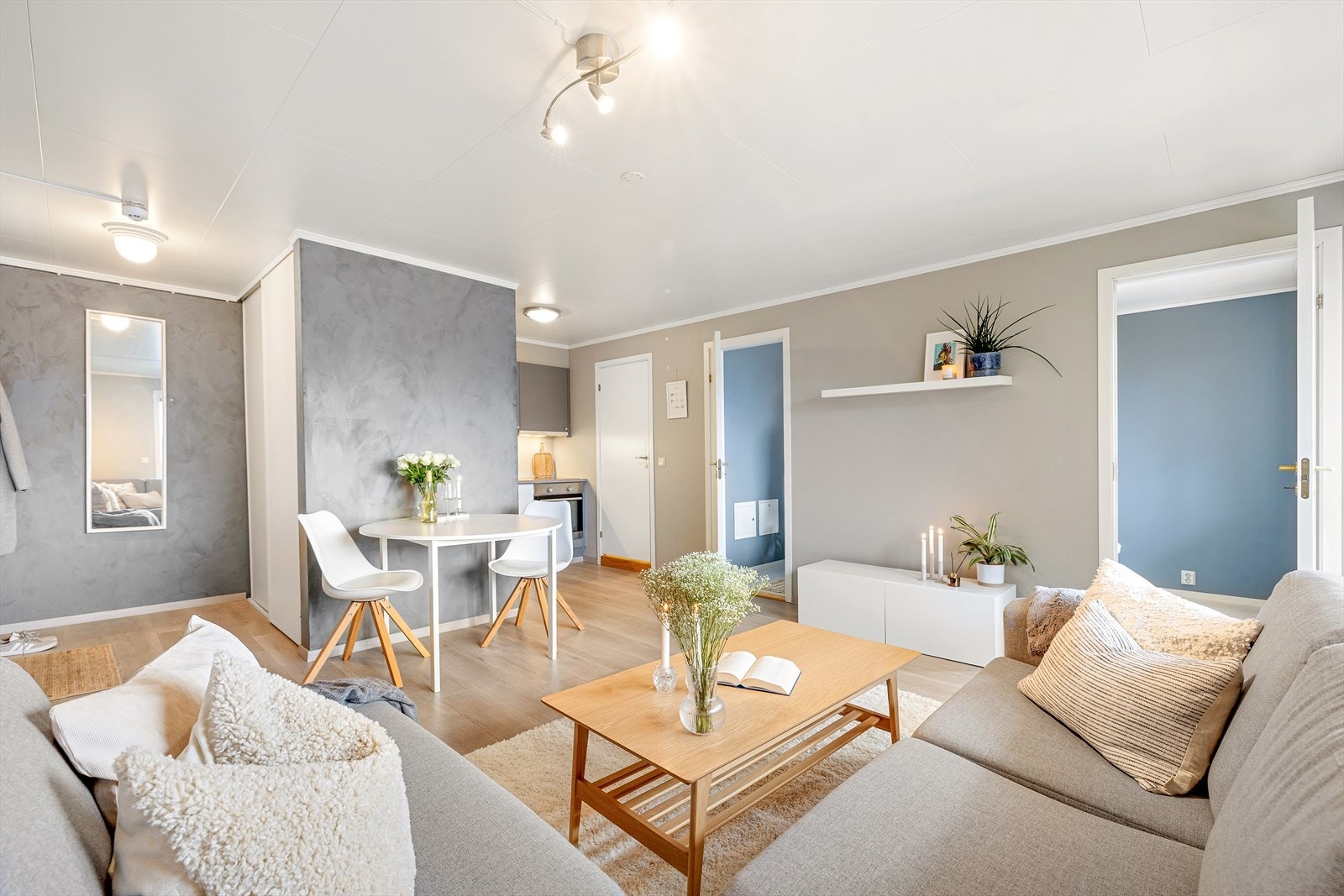 En åpen stue- og kjøkkenløsning på 22 m² danner boligens samlingspunkt, hvor det her er god plass til sosiale sammenkomster. Galleribilde