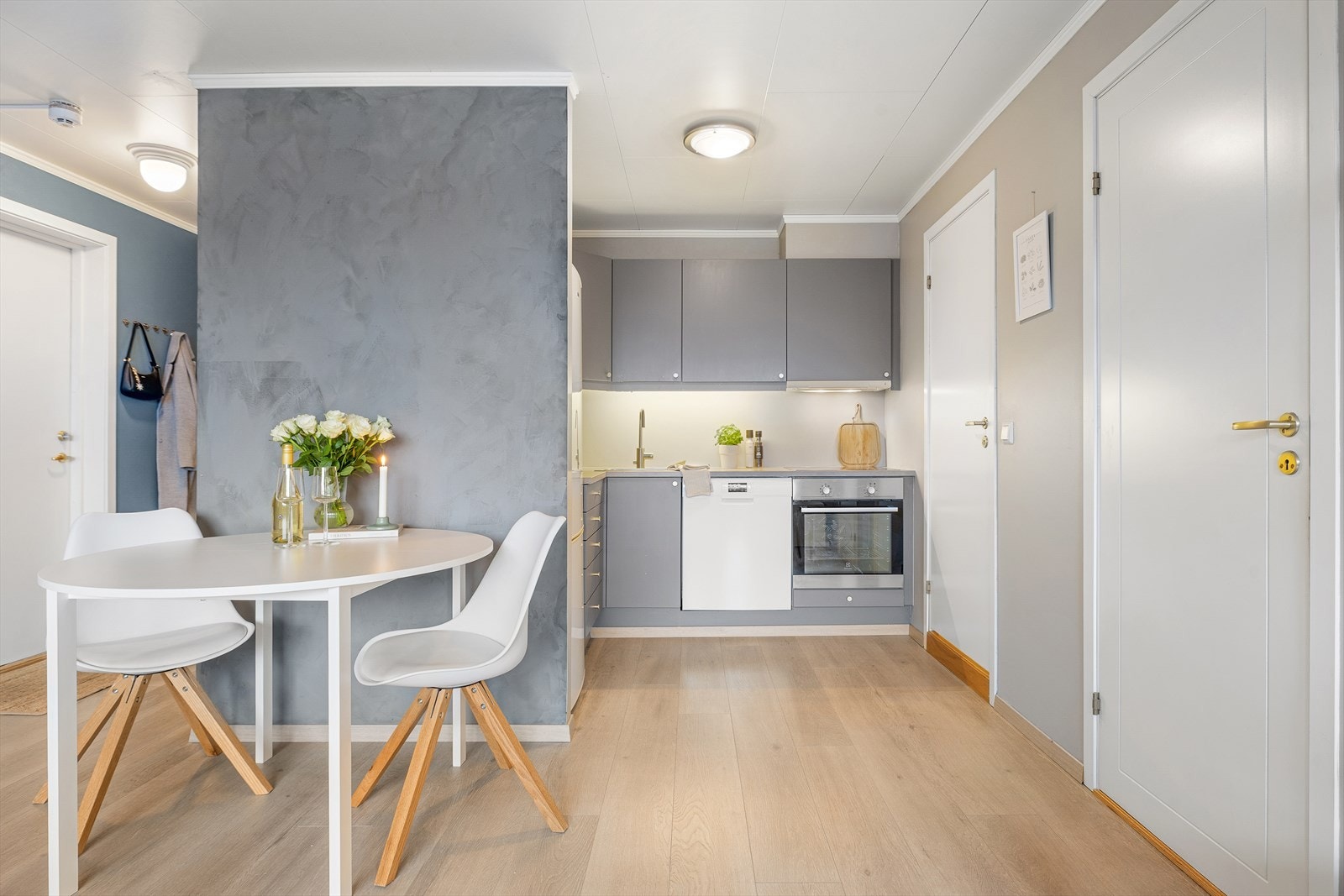 Kjøkkenet er innredet med mekanisk avtrekksvifte over stekesonen og opplegg for oppvaskmaskin. Det er integrert platetopp, stekeovn, kjøleskap. Galleribilde