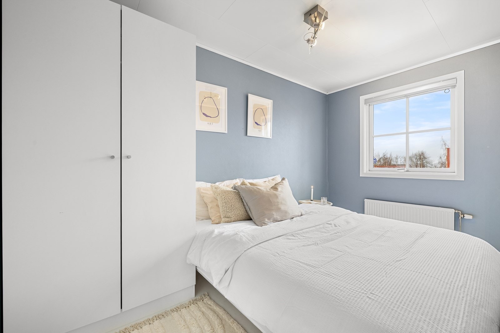 Soverommet på 8 m² har god plass til dobbeltseng, nattbord, garderobe for oppbevaring og øvrig møblement. Galleribilde