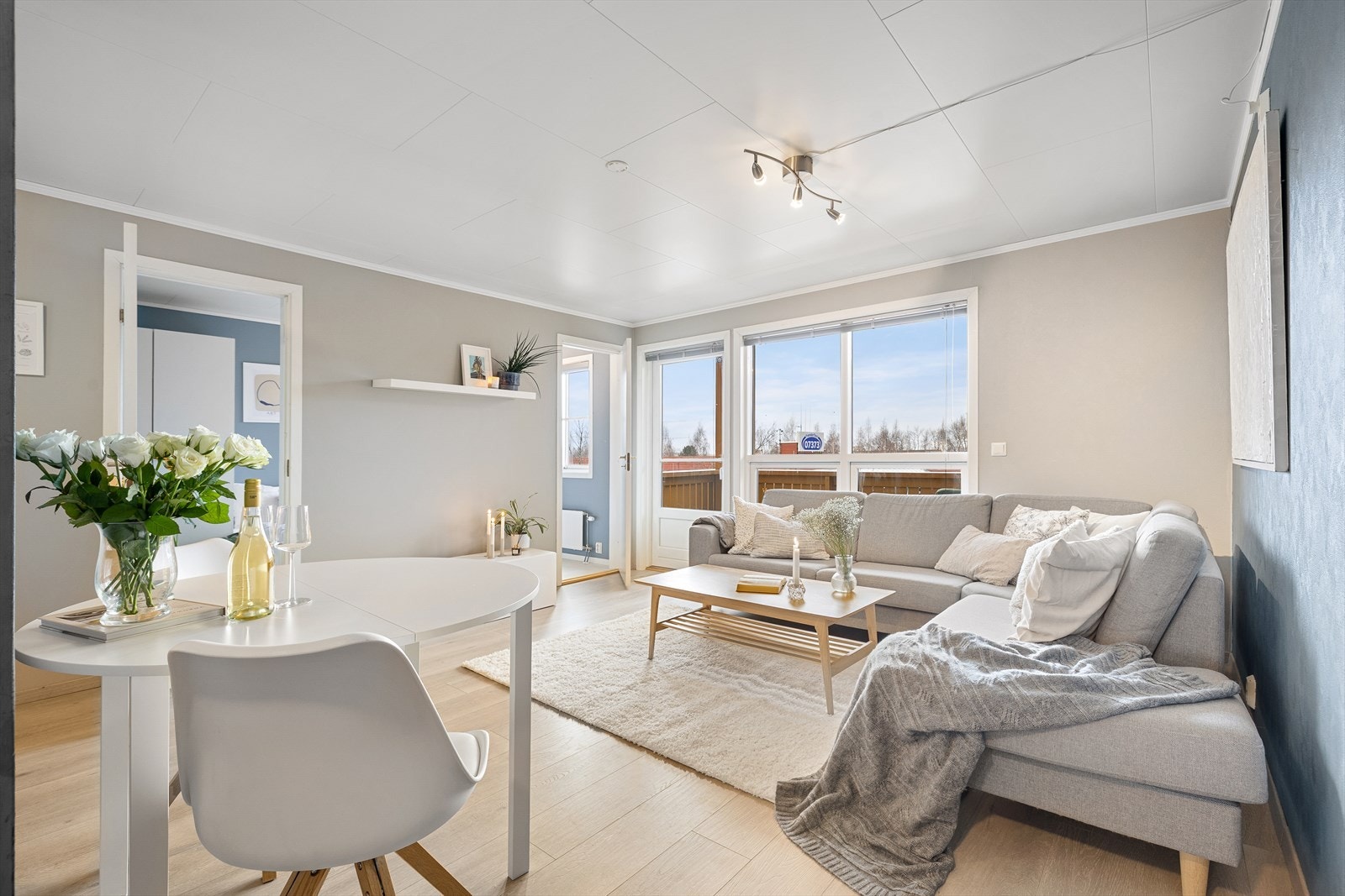 Spisestuen har sin naturlige plass i rommet, og fungerer som et bindeledd mellom stue og kjøkken. Her kan man fint innrede med et langbord eller bord med klaff/ileggsplater slik at det kan gjøres større ved behov. Galleribilde