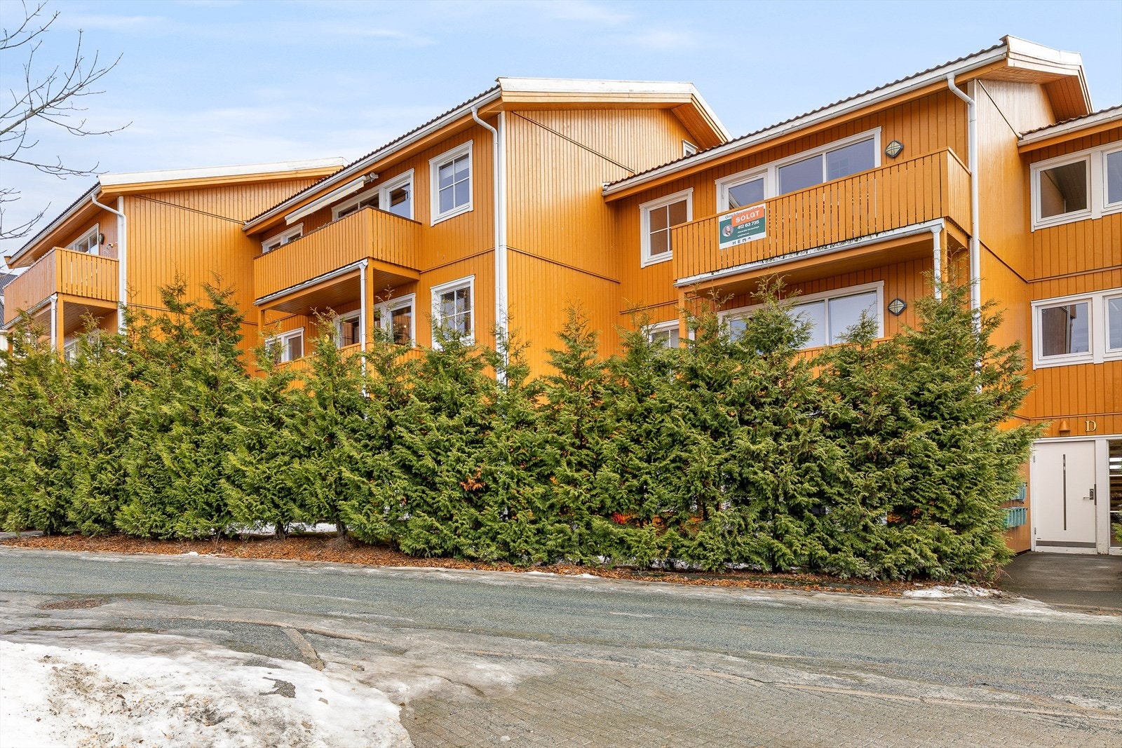 For ytterligere oppbevaring har hjemmet egen ekstern bod i kjeller på 4 m² med god plass til oppbevaring av utemøbler, sykkel og annet utstyr. Galleribilde