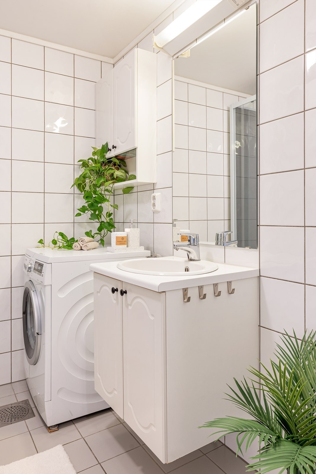 Baderommet er utstyrt med nytt dusjkabinett fra 2019, veggmontert toalett, opplegg for vaskemaskin og servant i skap. Galleribilde