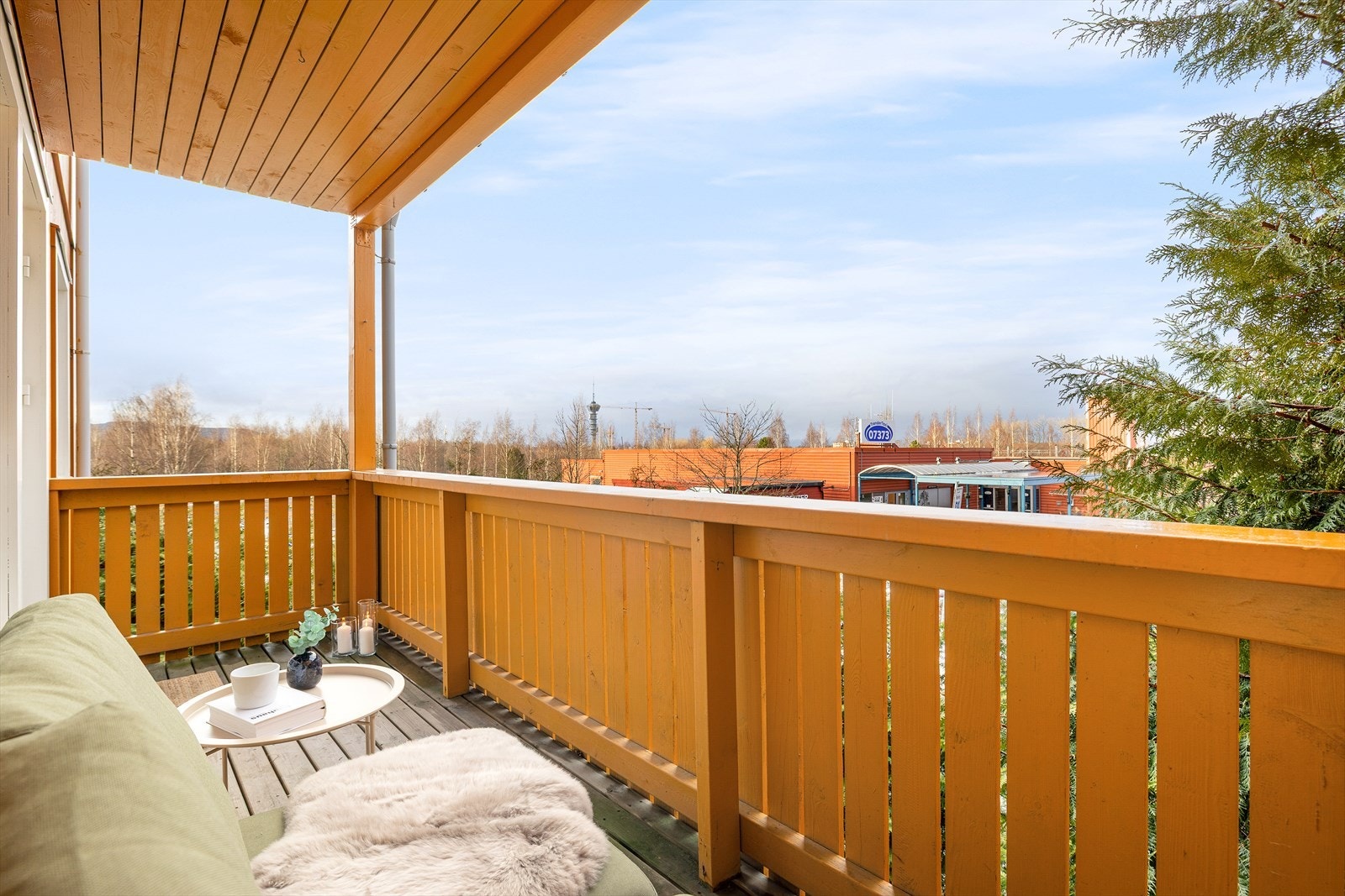 Her har man plass til en koselig sittegruppe, grillhjørne og annet interiør. Et innbydende og funksjonelt uterom hvor man kan samle både venner og familie til sosiale sammenkomster. Galleribilde