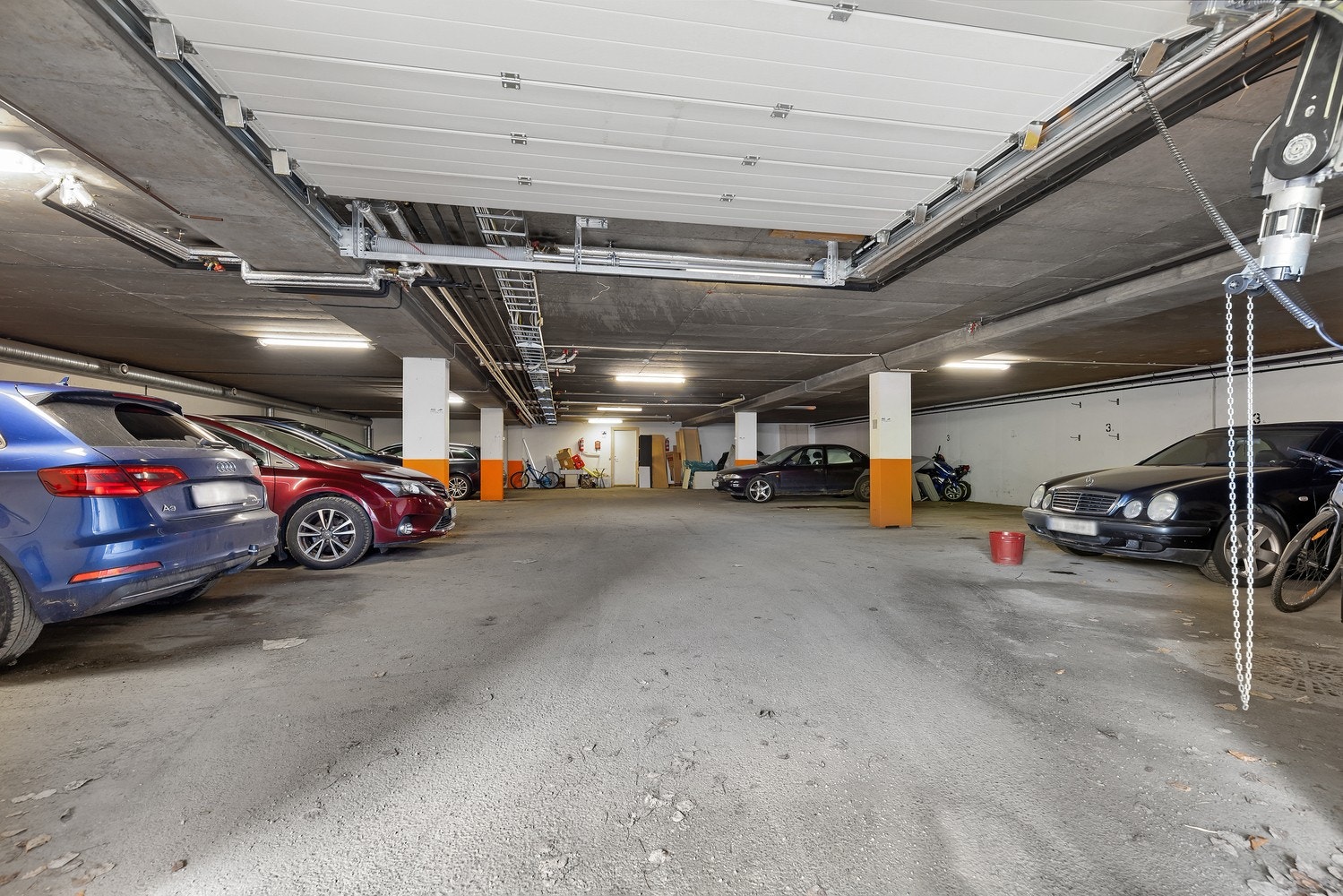 Leiligheten disponerer egen plass i parkeringskjeller med mulighet for etablering av elbillader. Det er plass 2F som tilhører leiligheten. Ytterligere gjesteparkering skjer på felles oppstillingsplass på sameiets tomt. Galleribilde