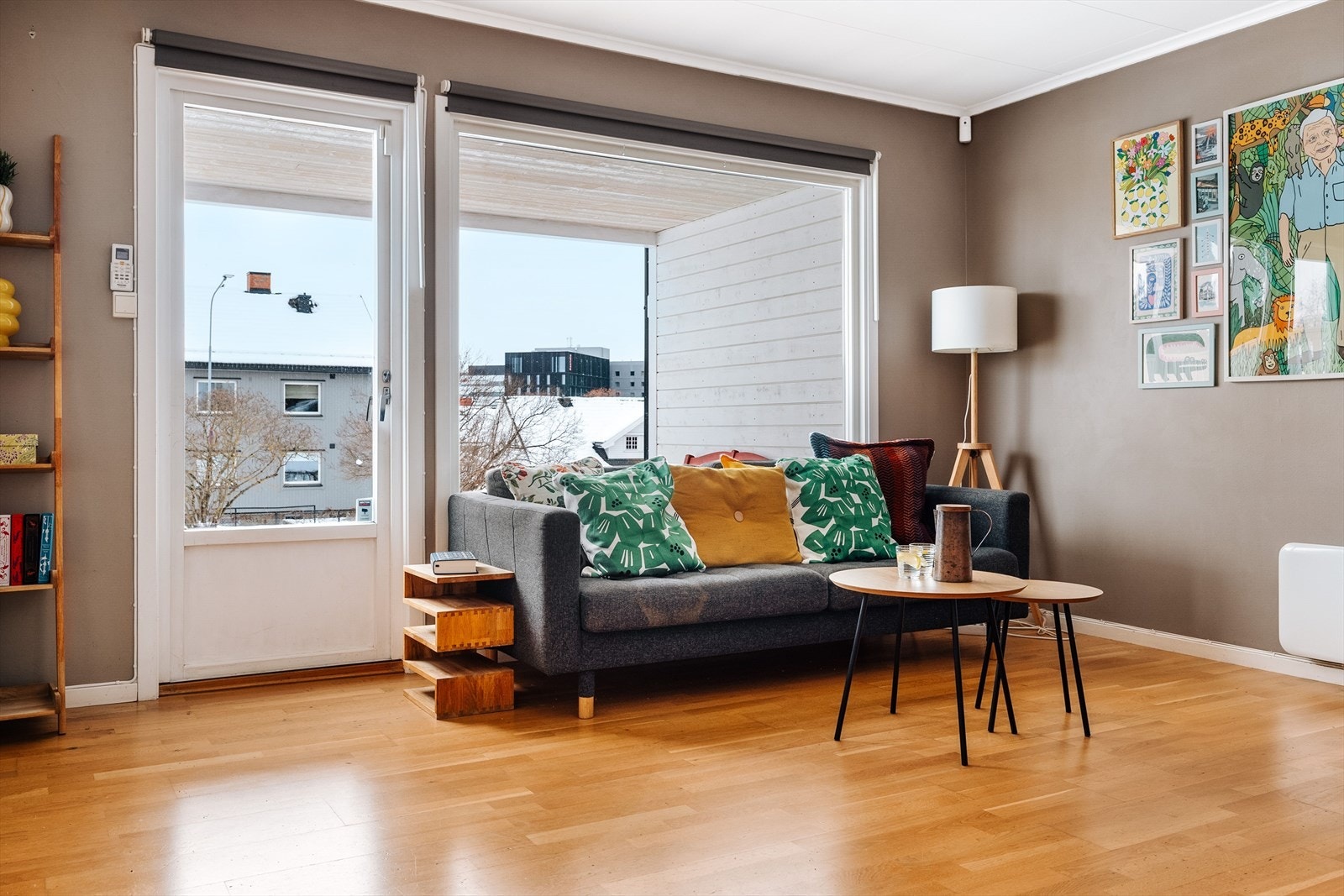 Det er utgang fra stua til overbygd terrasse som er renovert i regi av sameiet i 2024. Galleribilde