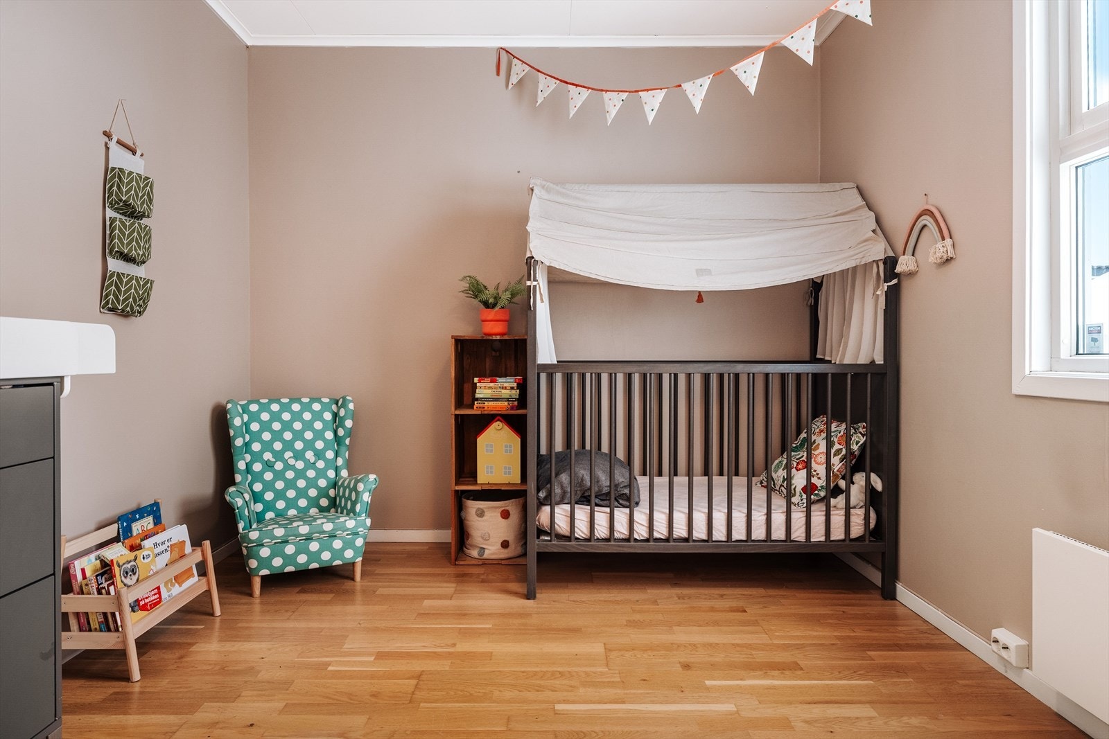 Soverom nr. to egner seg godt som barnerom, gjesterom eller kontor. Galleribilde