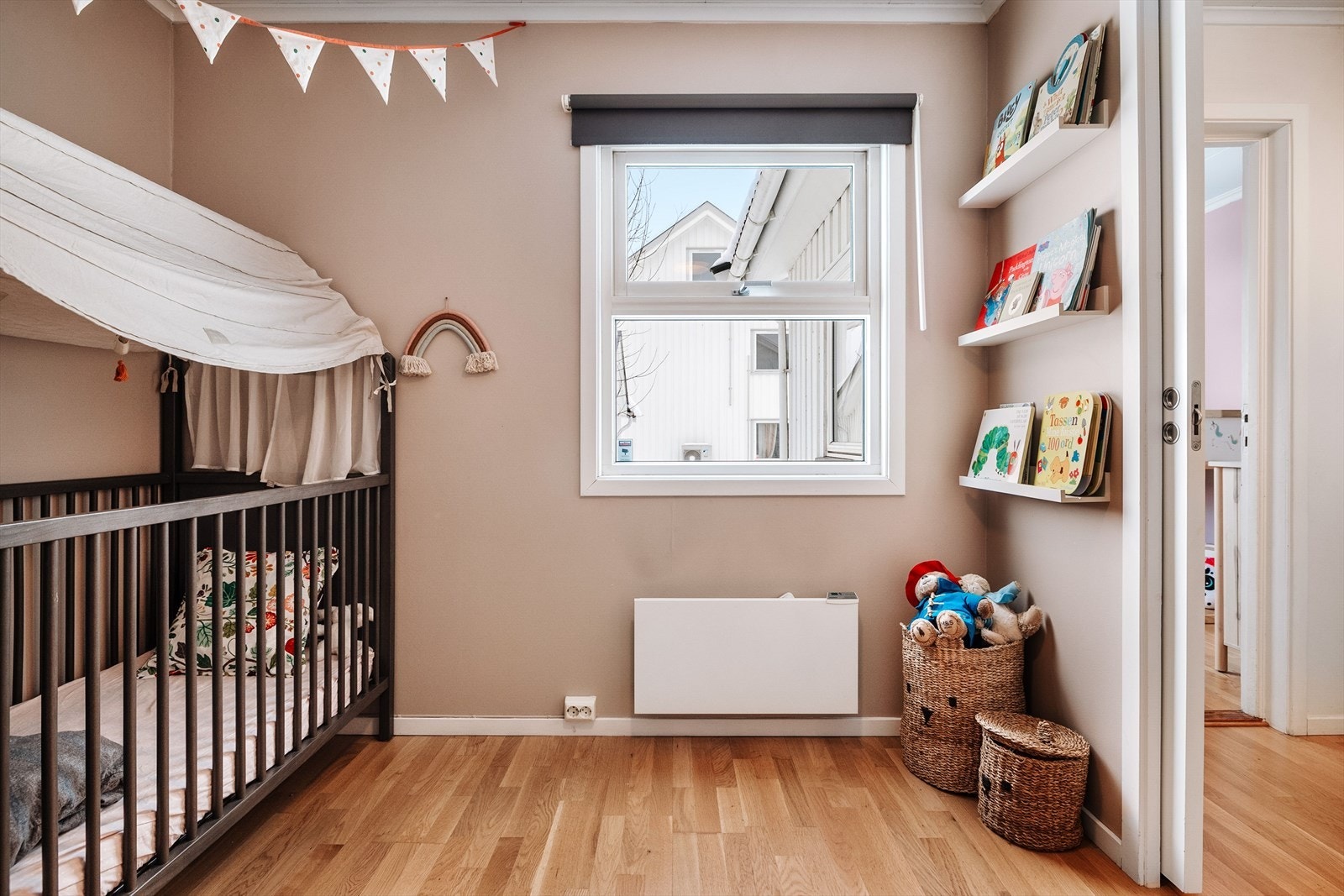 Rommet har parkett som i leiligheten for øvrig, og vegger mal i en lys beigerosa tone. Galleribilde