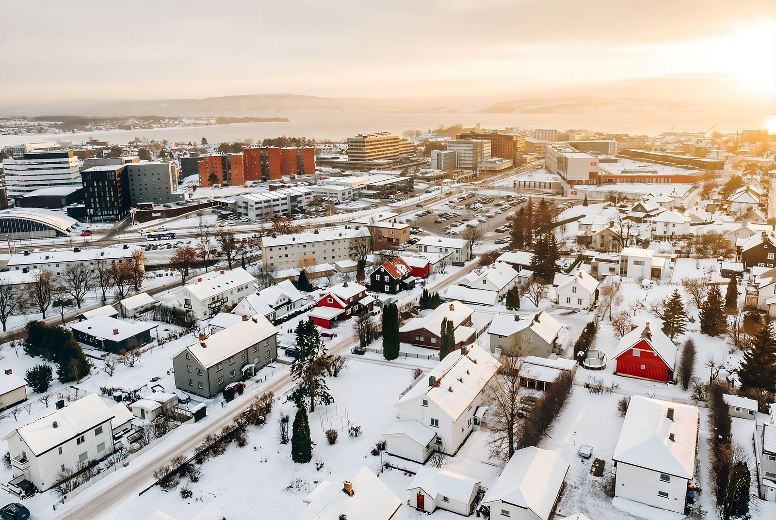 Leiligheten ligger like utenfor Hamar sentrum og kun noen hundre meter fra kjøpesenteret CC Hamar. Galleribilde