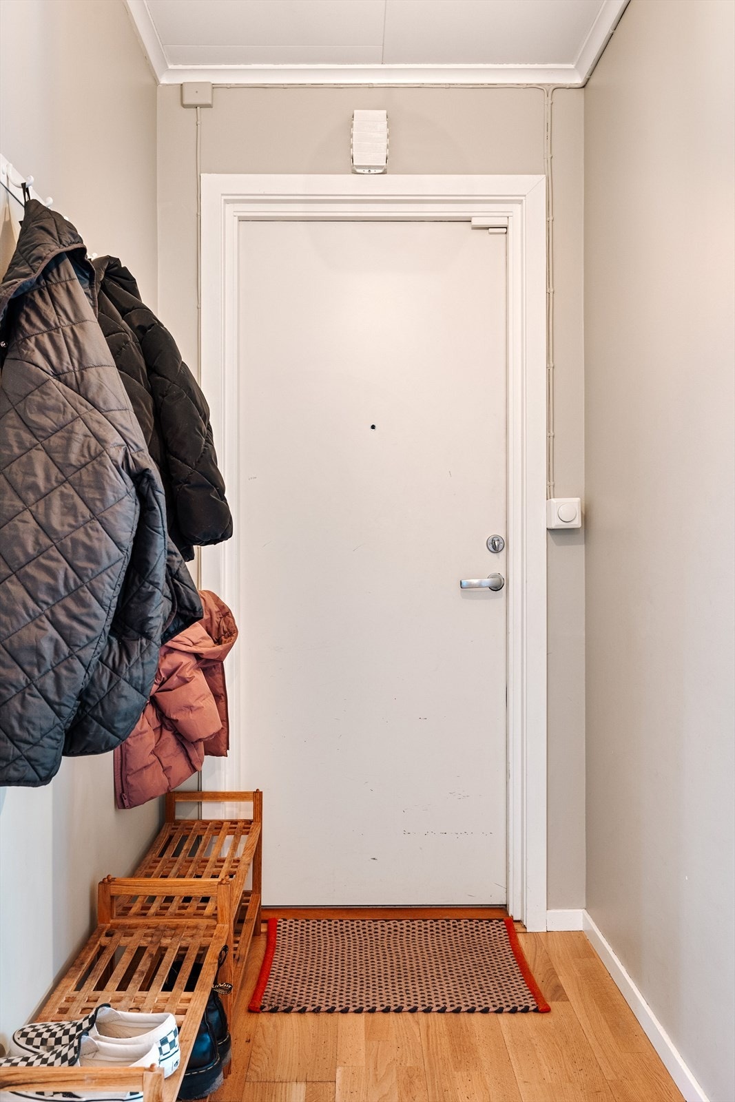 Du tar deg til leiligheten via felles innvendig trappegang, som også leder til kjeller og loft. Galleribilde