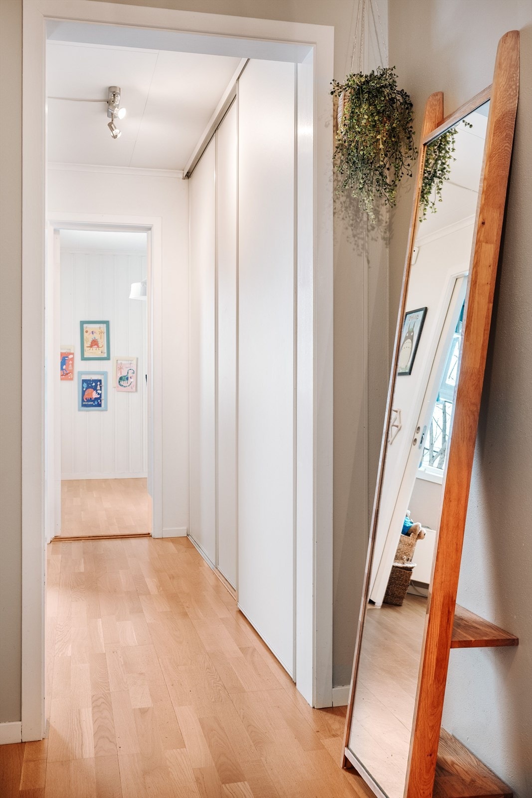 I gangen er det skyvedørsgarderobe som er praktisk for oppbevaring av sko og yttertøy. Galleribilde