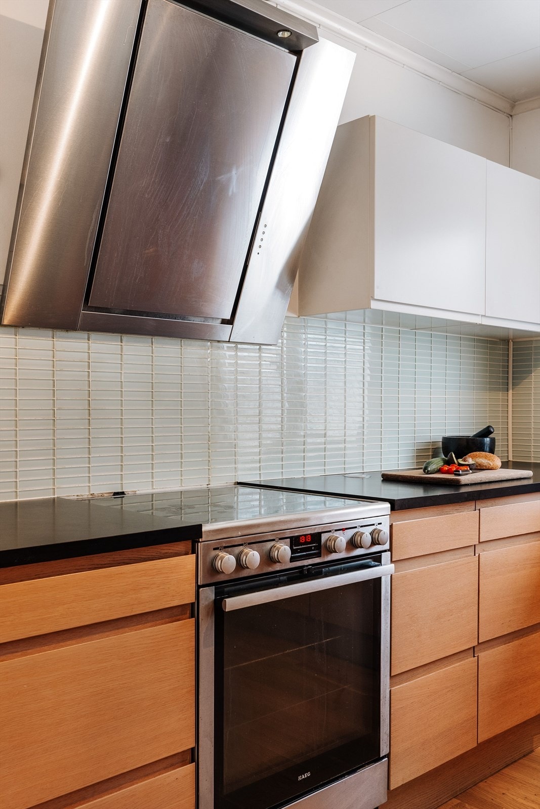 Det er plass for frittstående komfyr, oppvaskmaskin og kjøleskap på kjøkkenet. Galleribilde