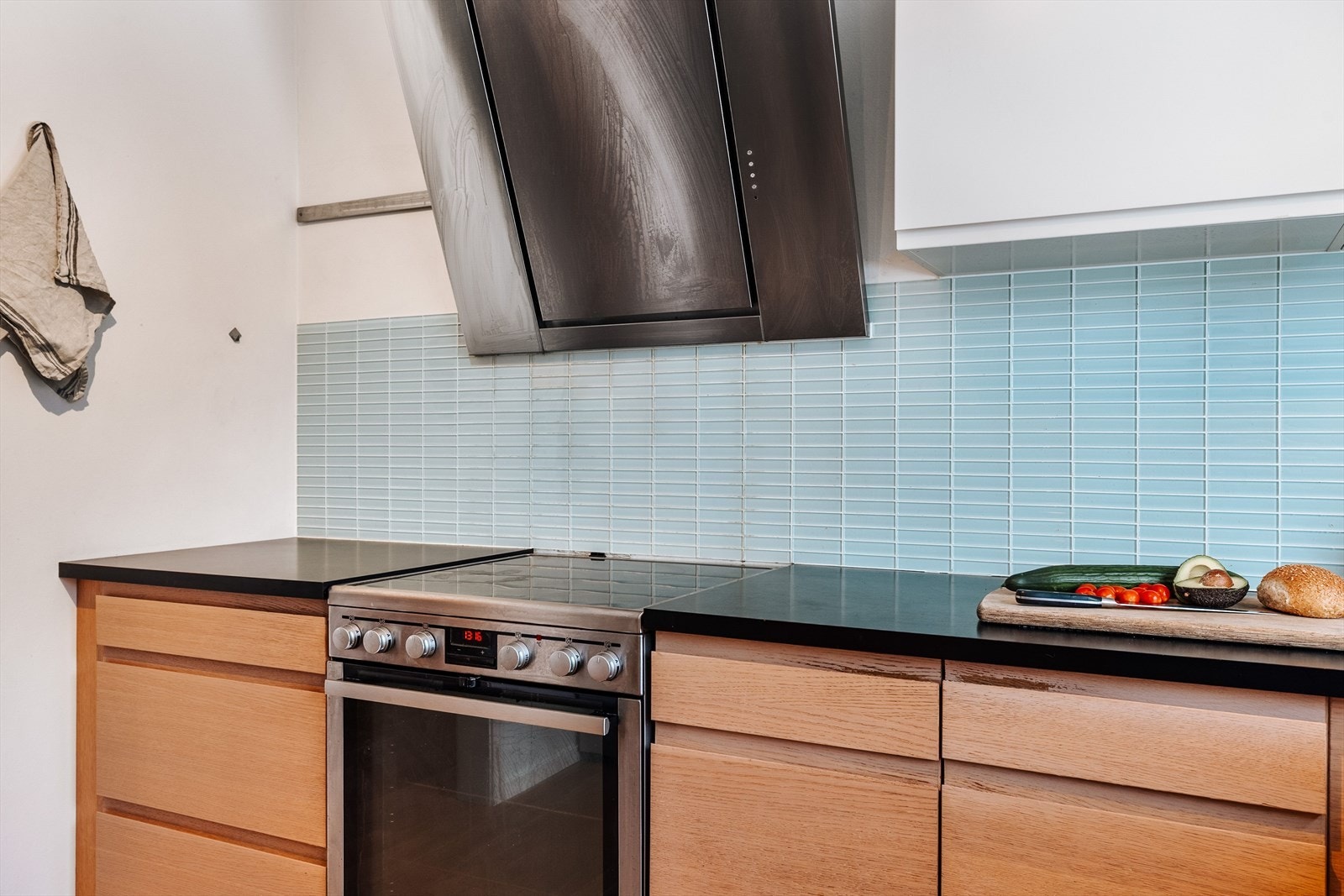 Innredningen er fra BIGA kjøkken og består av over- og underskap med glattefronter. Benkeplate av laminat med nedfelt oppvaskkum i rustfritt stål. Galleribilde