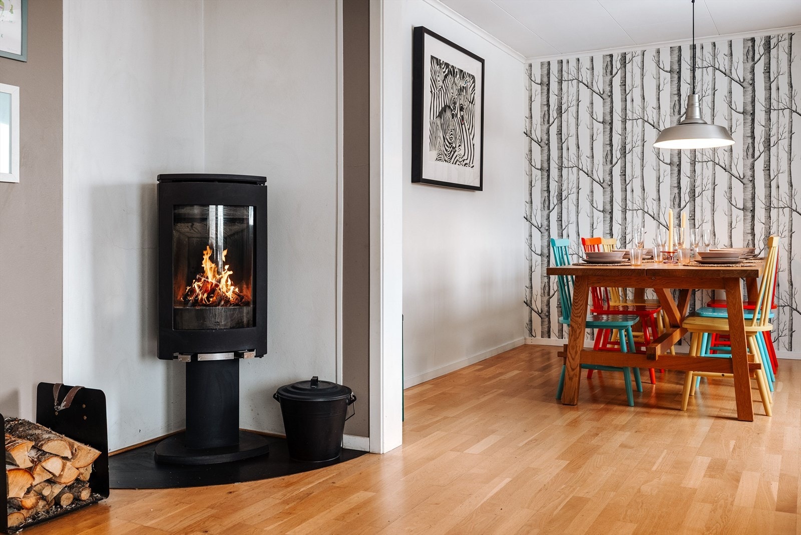 I stua er det montert peisovn som gir lun og god varme. Galleribilde