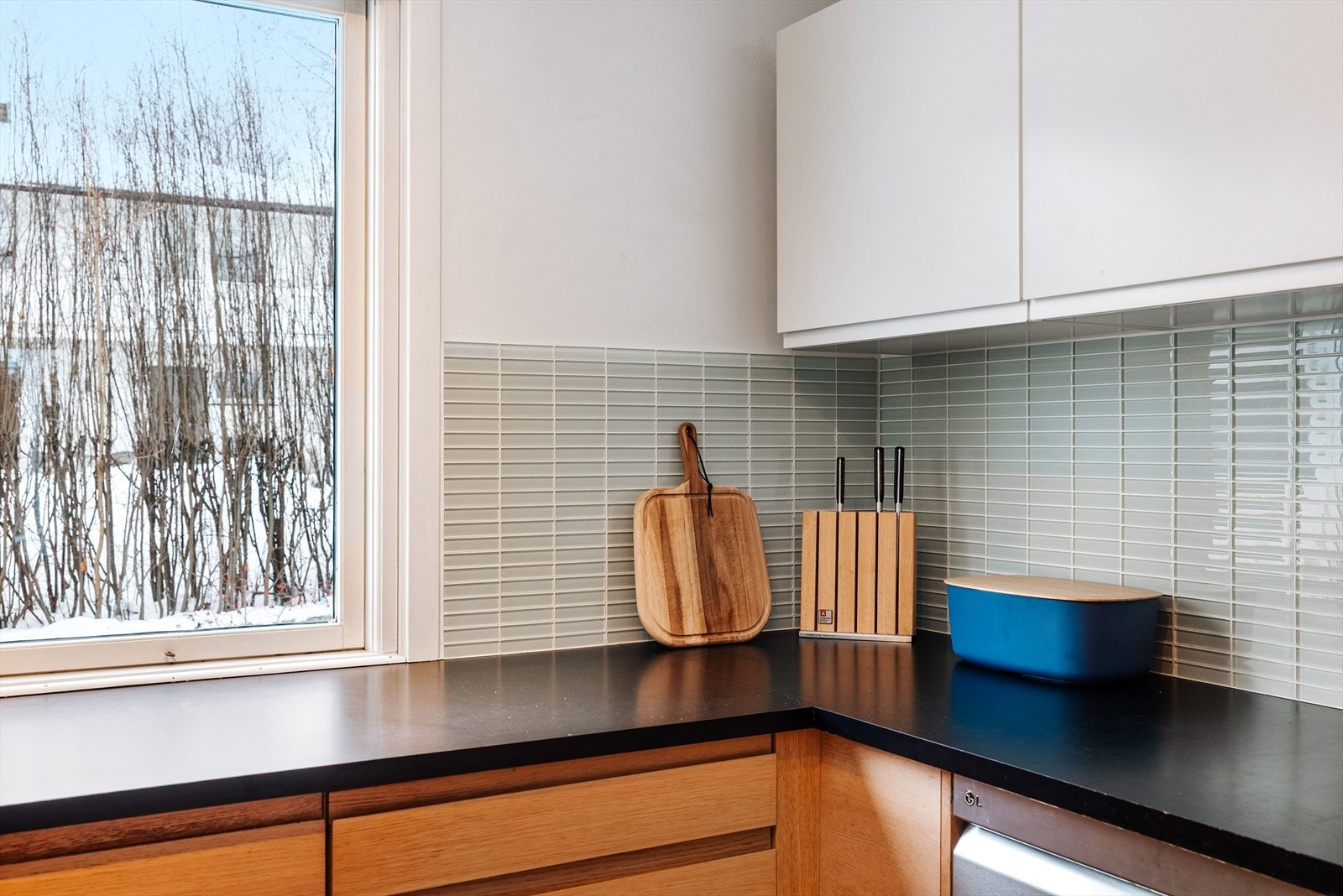 I benkeryggen er det påsatt fliser. Galleribilde